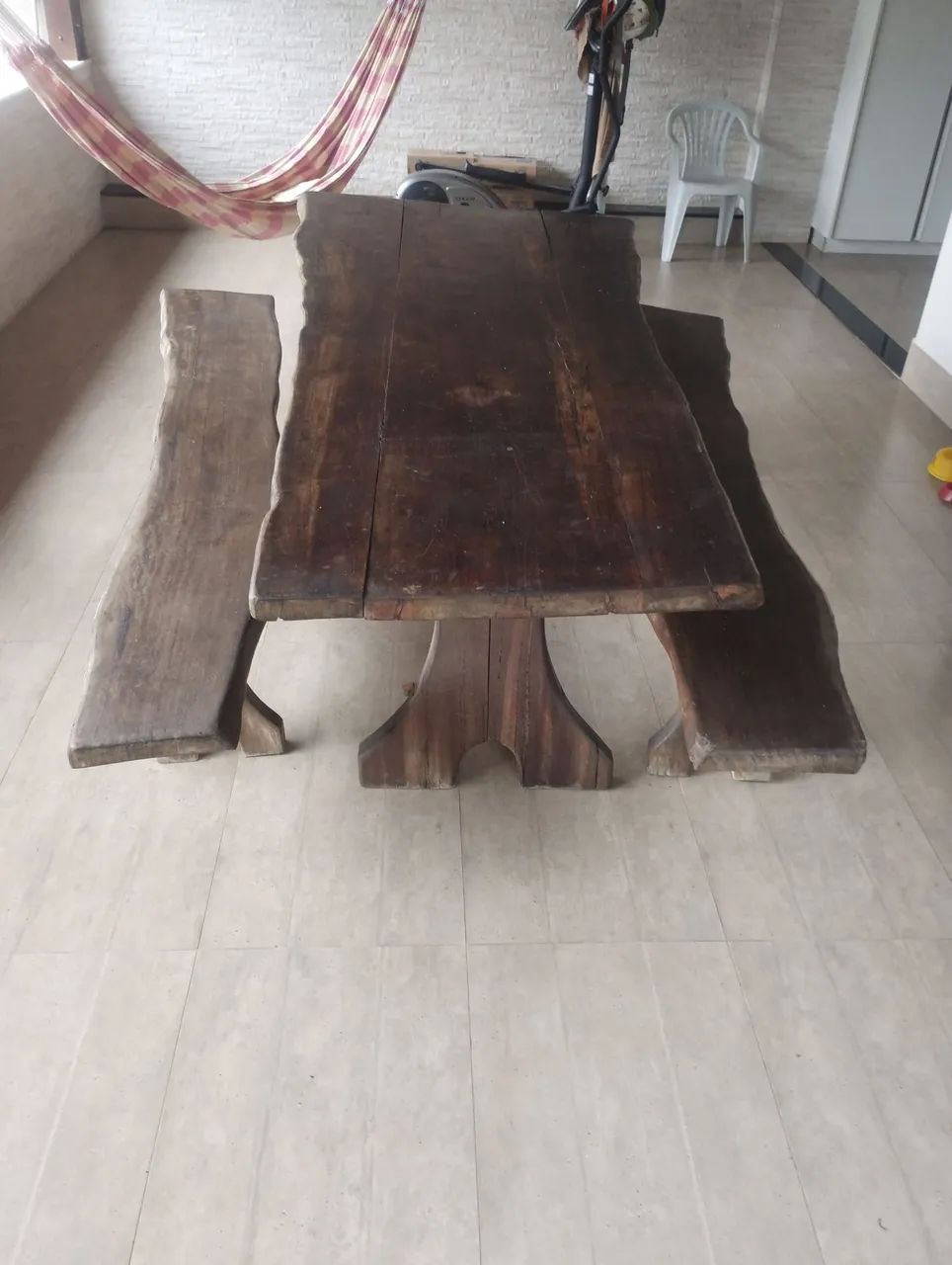 Conjunto de Mesa e Bancos de Madeira