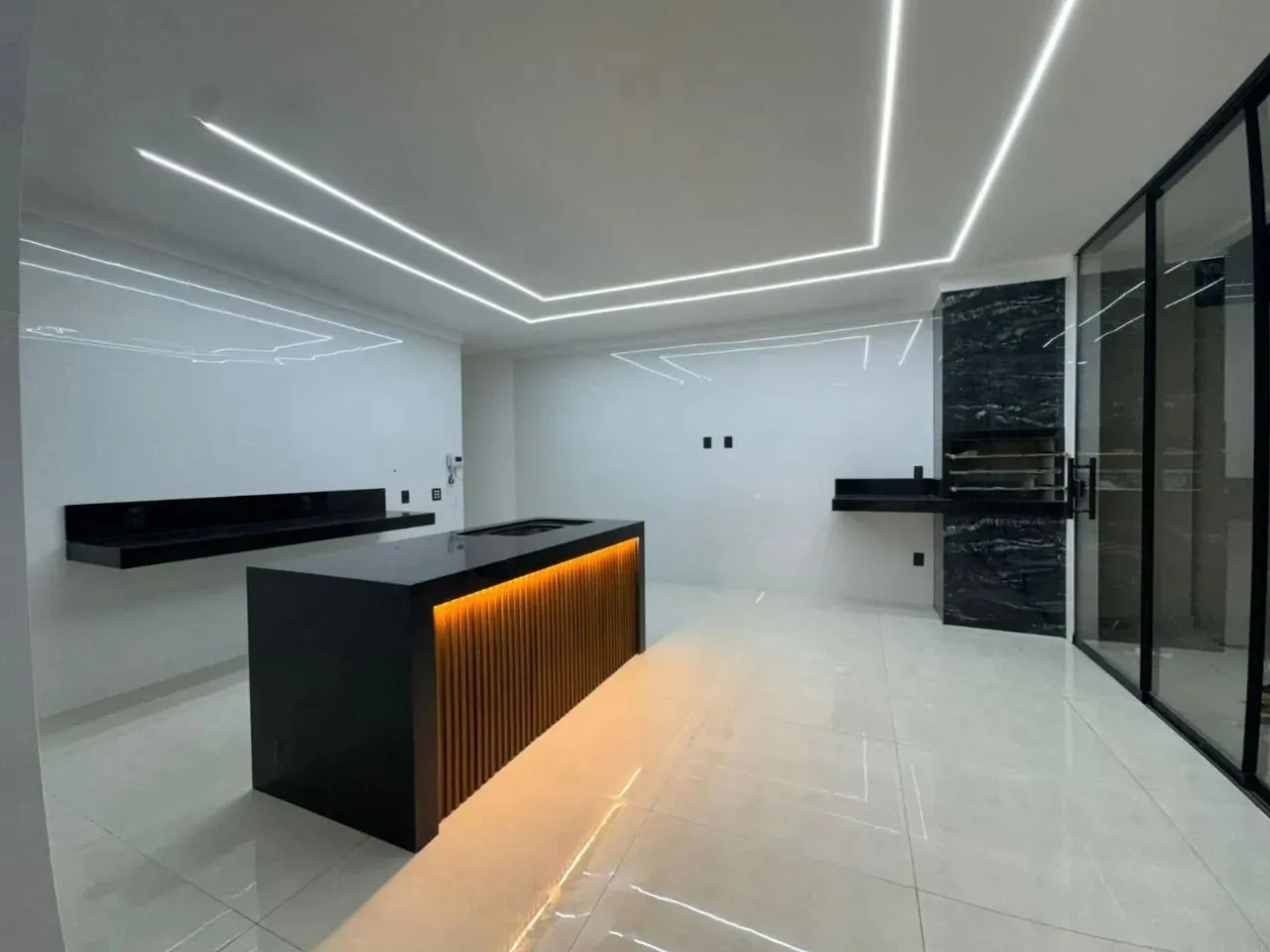 EXCELENTE CASA COM 03 QUARTOS / 01 SUÍTE MAIS PISCINA AQUECIDA NO SETOR VILA OLIVEIRA - AP