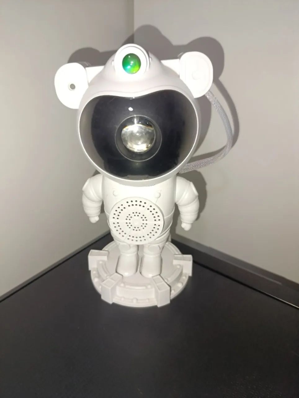 Projetor e caixa de som astronauta