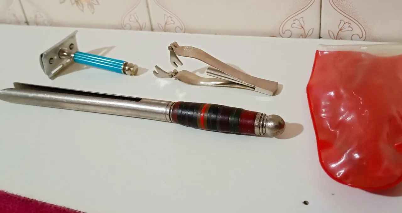 Kit Cabeleleiro Víntage Barbeador, Suporte P/ Bobs e Cílios - Usados - Foto 2