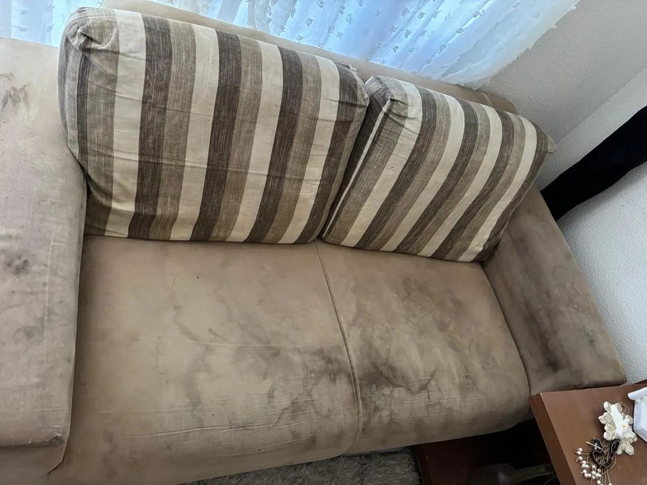 Sofá 2 Lugares com Almofadas Listradas - Foto 3