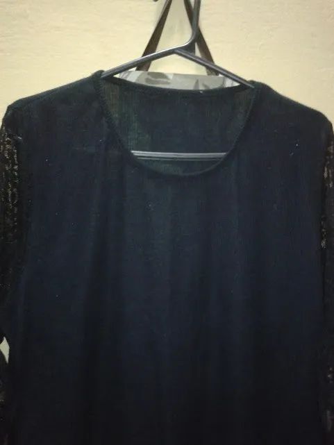 Blusa preta Manga Comprida com  Renda nos Braços   - Foto 3