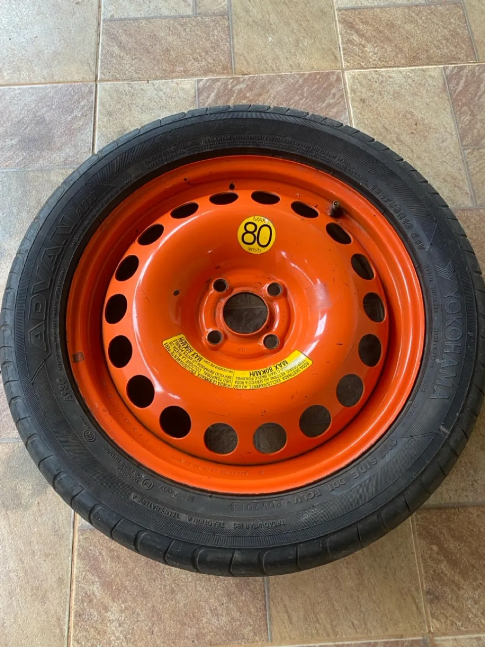 Roda e 2 pneus
