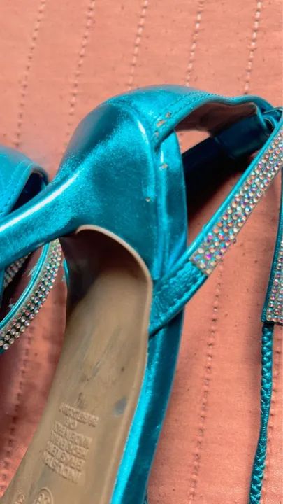 Sandálias azuis com pedrarias - Foto 4