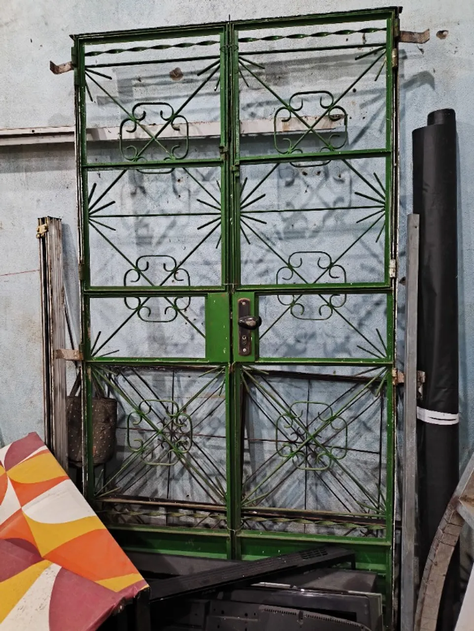 Porta com janela de ferro, porta 2,10 m por 1 m, janela 1 m por 1,10 m