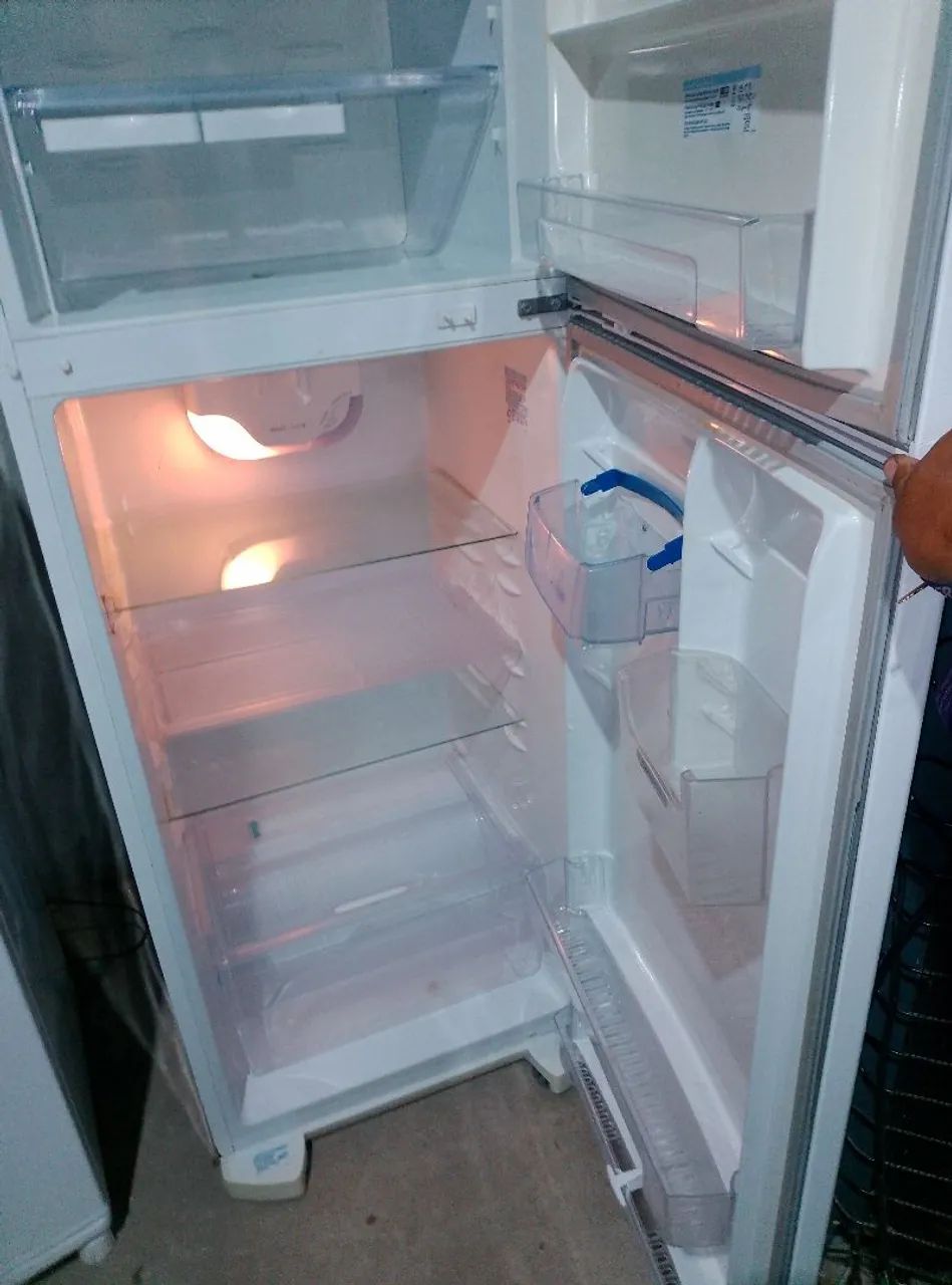 Vendo geladeira Electrolux DC49 490 litros degelo gelando bem motor original gelando bem  - Foto 5