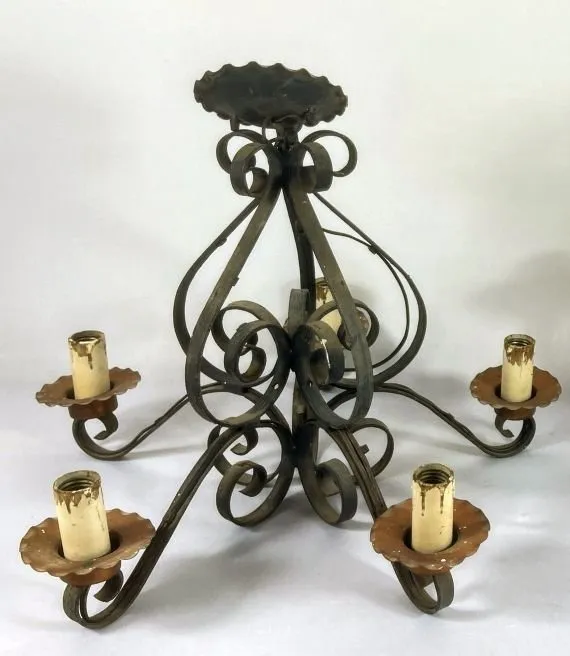 Antigo lustre ferro forget patinado preto detalhes dourado cinco lampadas *Descrição