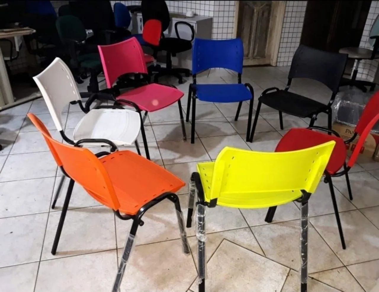 Cadeira fixa polipropileno empilhavel 4 pes  - Foto 5