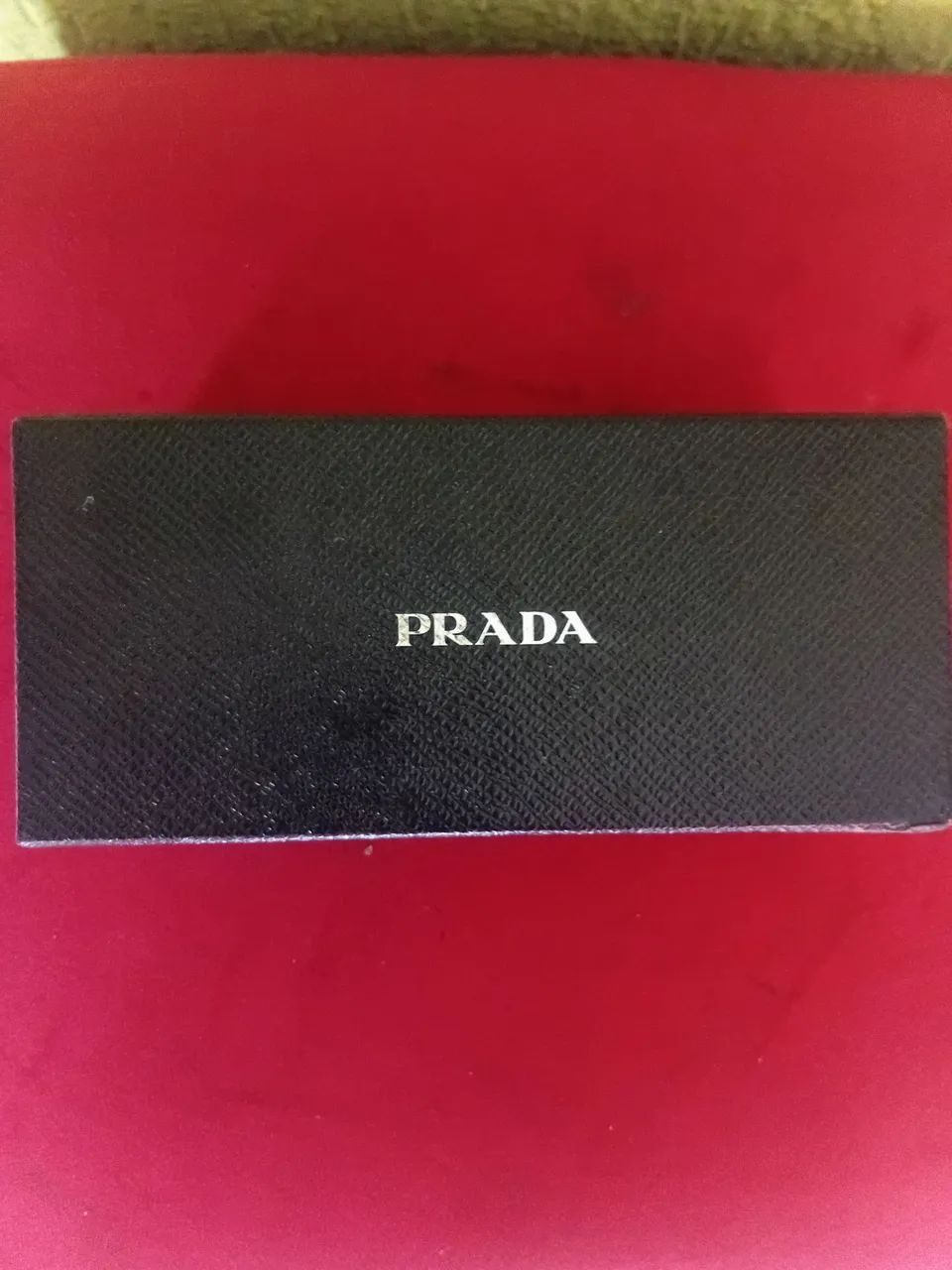 Caixa de óculos Prada.