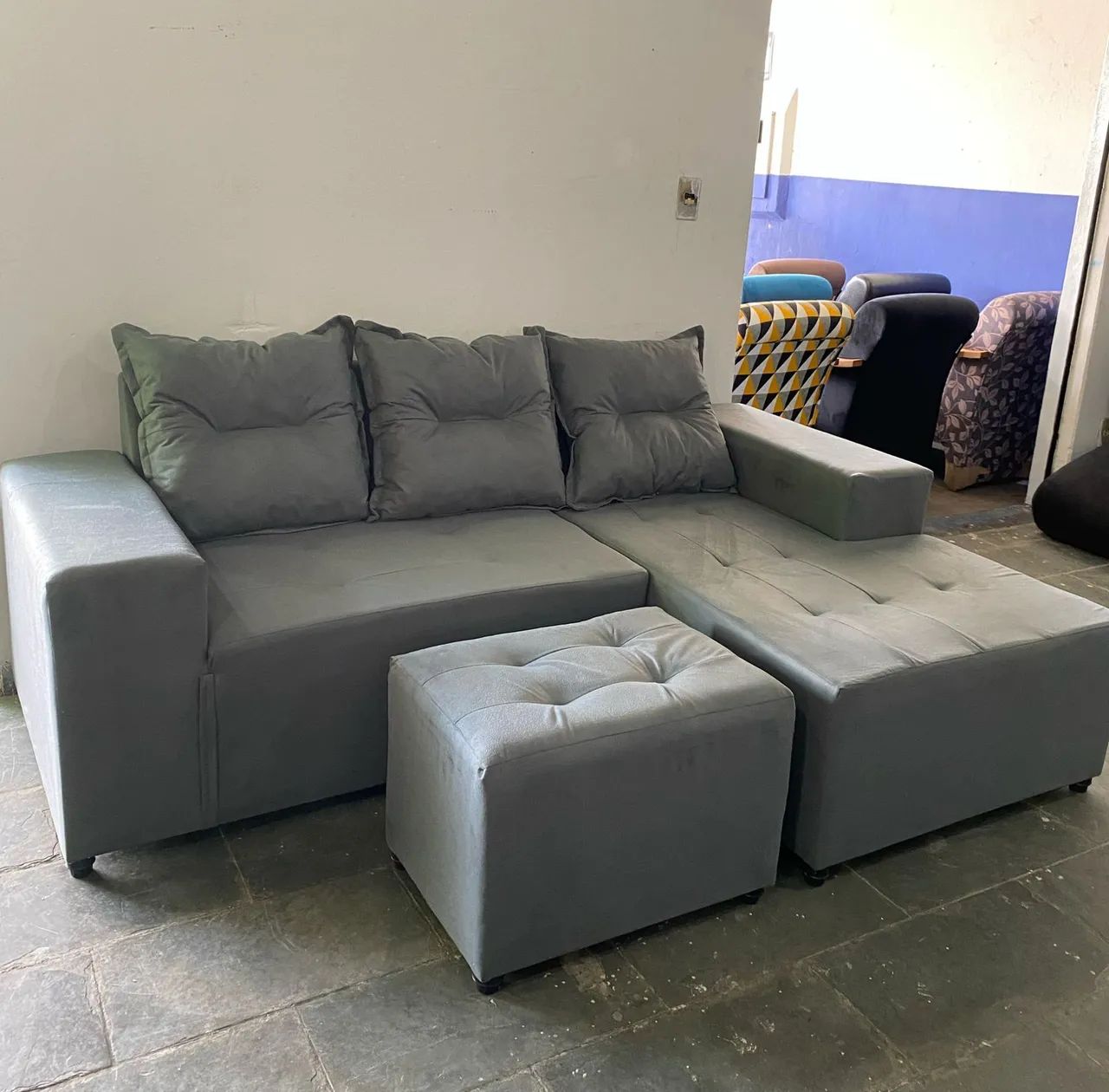 Sofá de canto chaise com puff $799,99 totalmente novo - Foto 3
