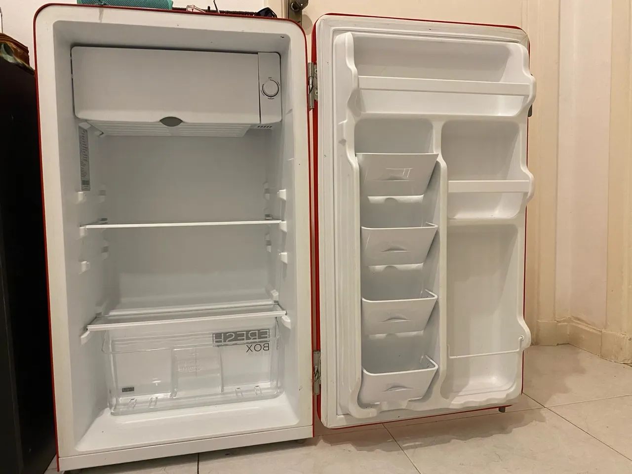 Frigobar Midea Retrô 95 litros vermelho rubi - Foto 5