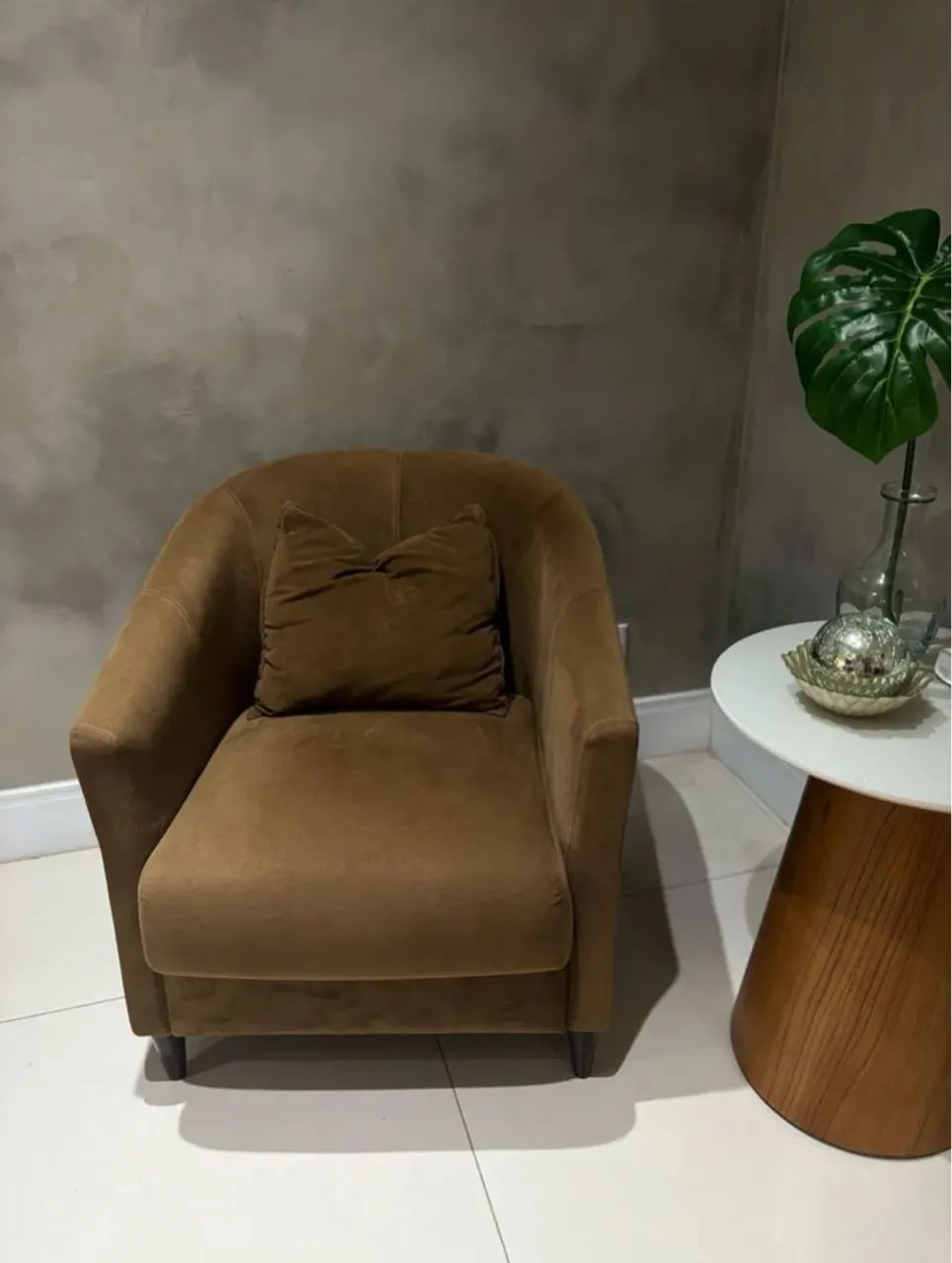 Poltrona Marrom em Suede 