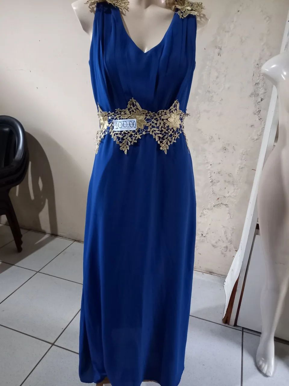 Vestido azul com renda dourada