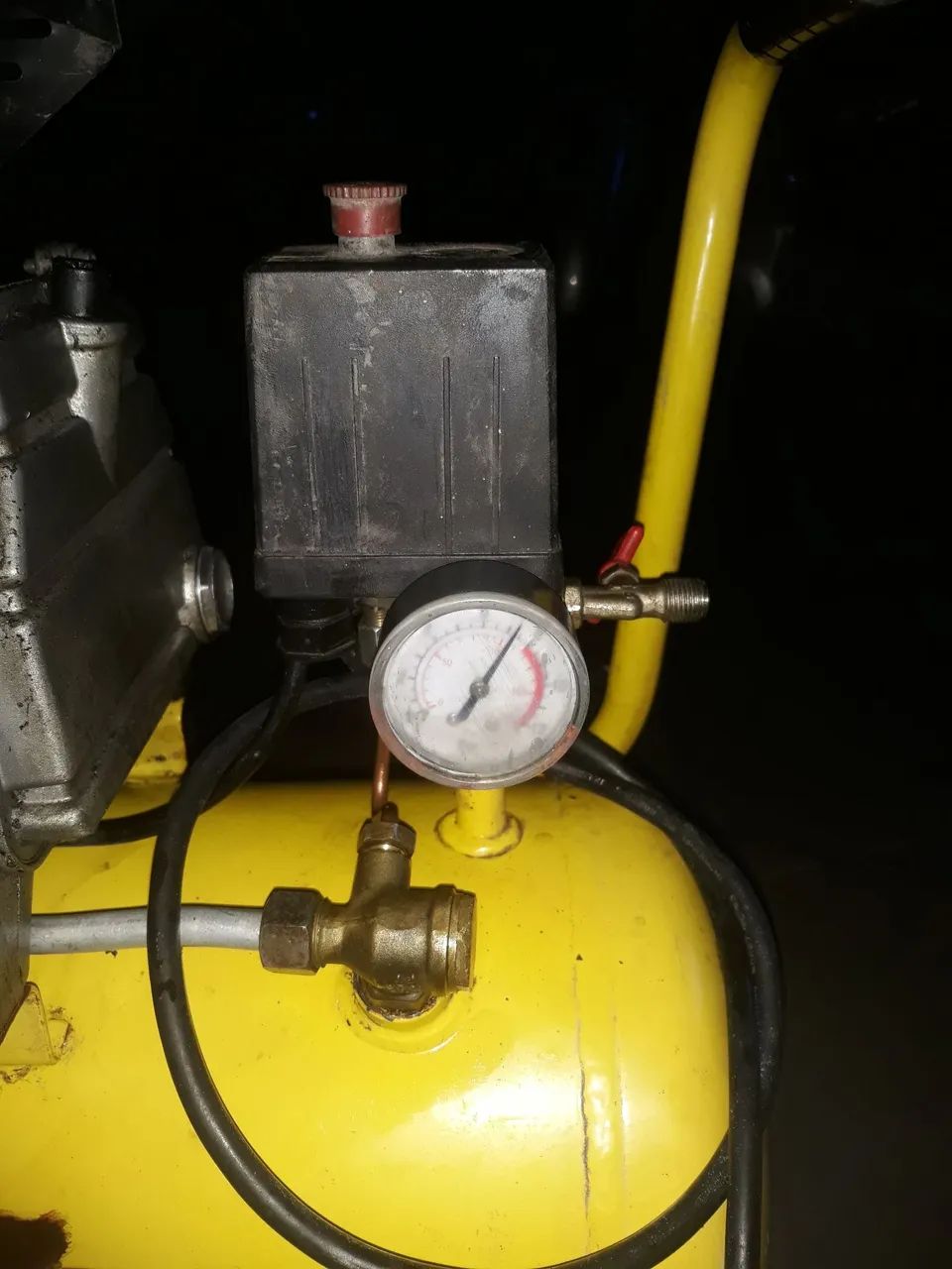 Compressor de ar da marca Vonder 24 litros  - Foto 5
