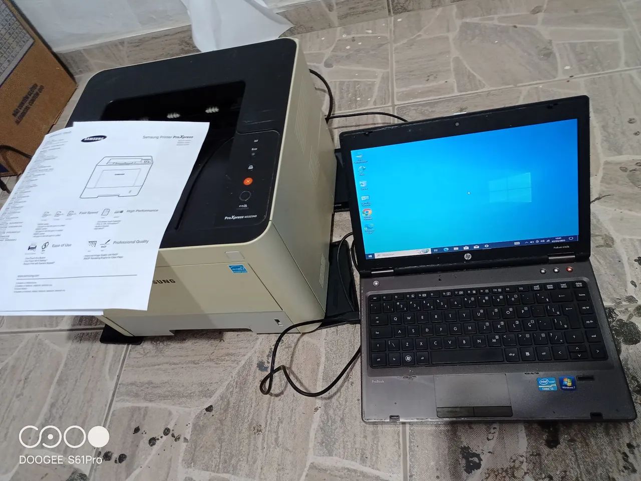 Impressora laser e notebook 