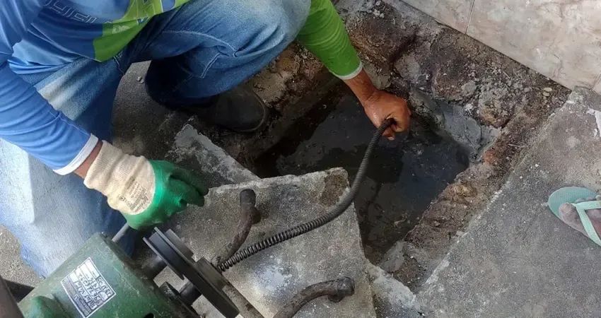 Desentupidora - Equipe preparada para resolver com agilidade