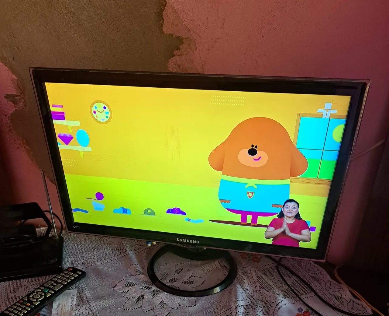 TV Samsung, 24 in prefeitura, hein. Digital? Não é smart.<br>