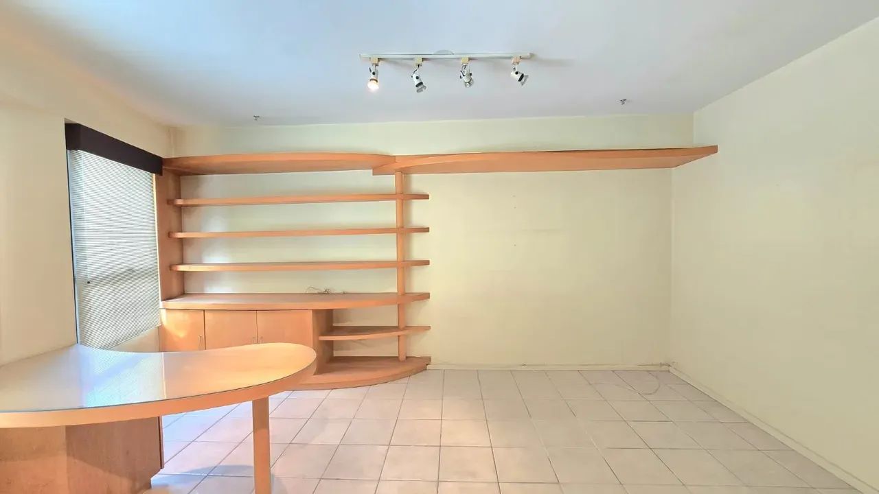Sala comercial com armários planejados, recepção e banheiro. 1 vaga. - Foto 4