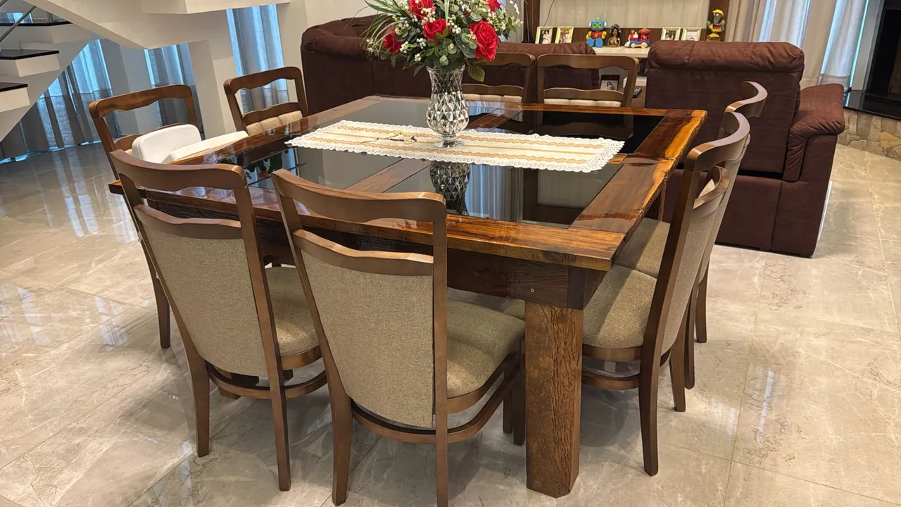 Mesa de Jantar de Madeira Maciça em Imbuia