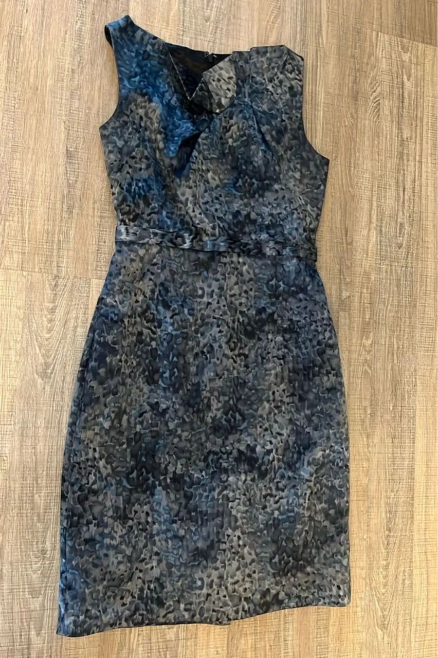 Vestido com estampa abstrata elegante