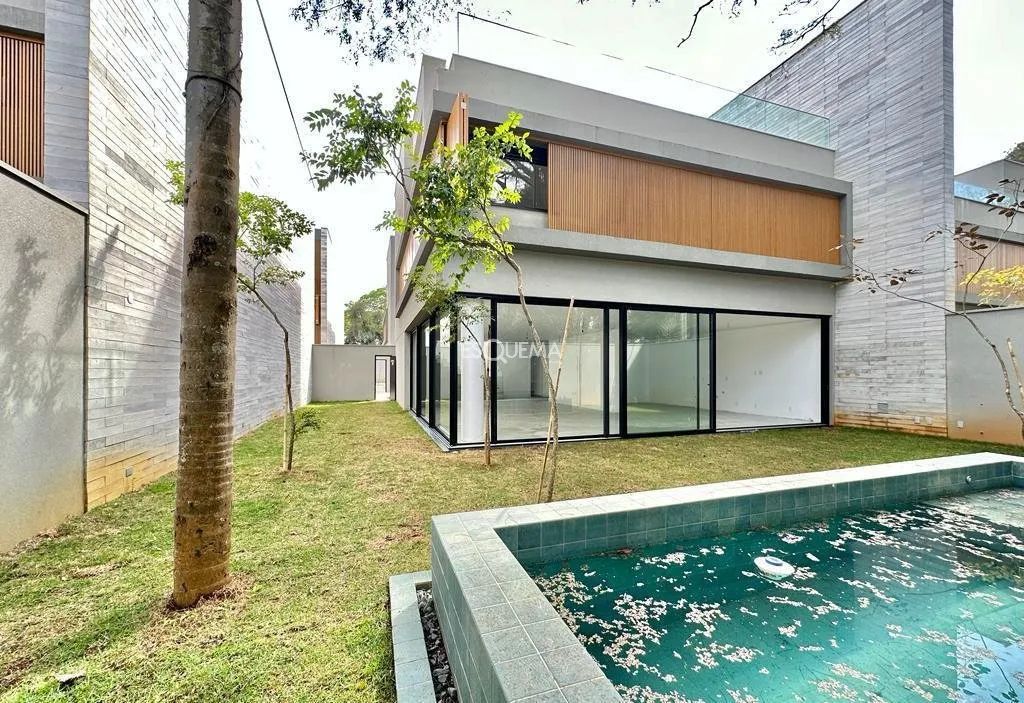 Casa nova em condomínio com projeto de João Armentano