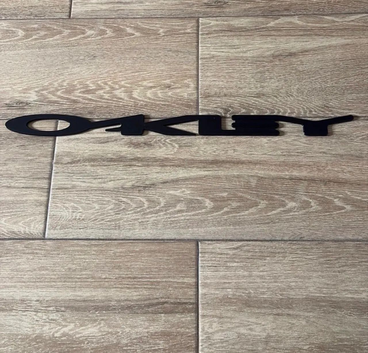 Logo Oakley em acrílico 