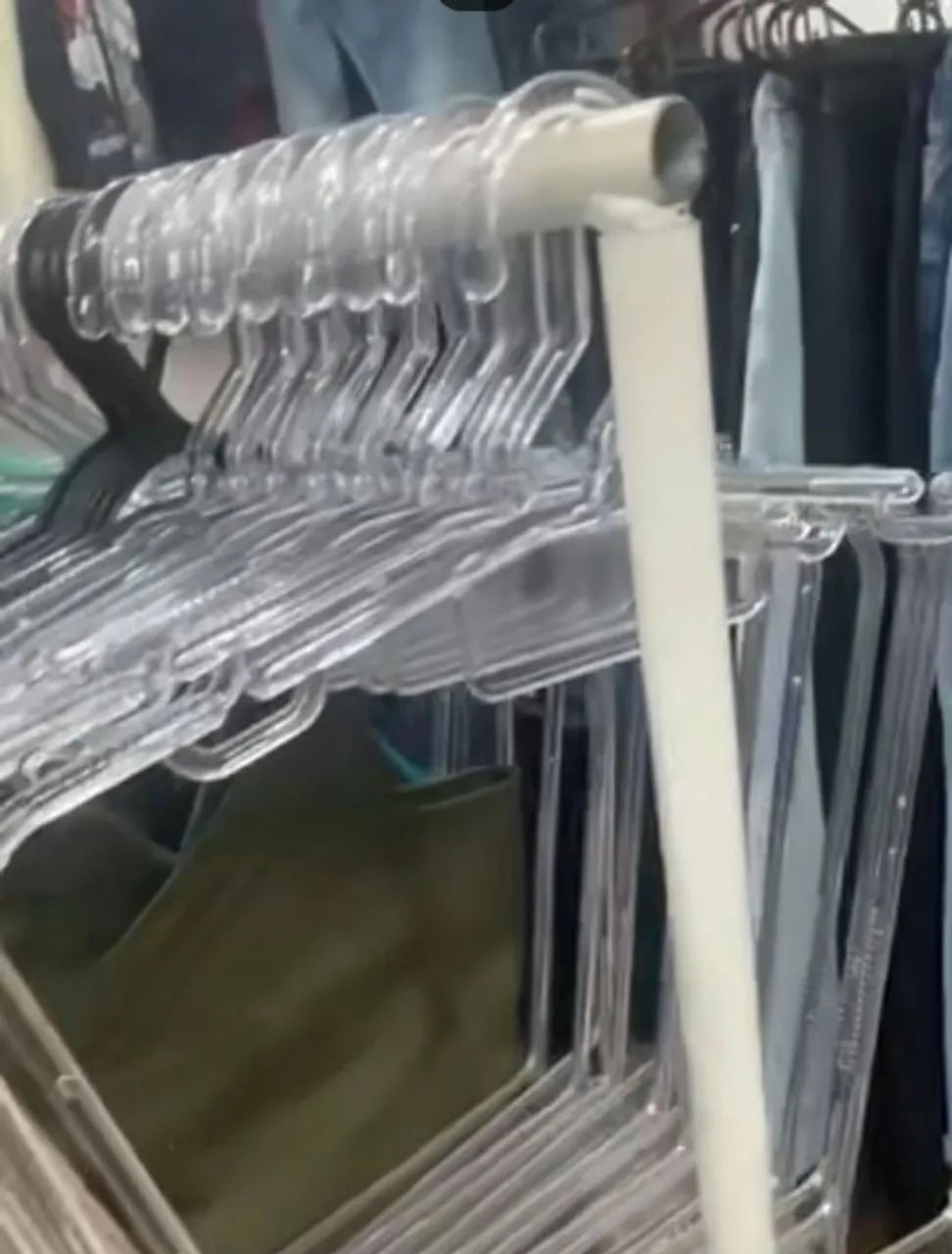 5 cabides silhueta por 100 reais