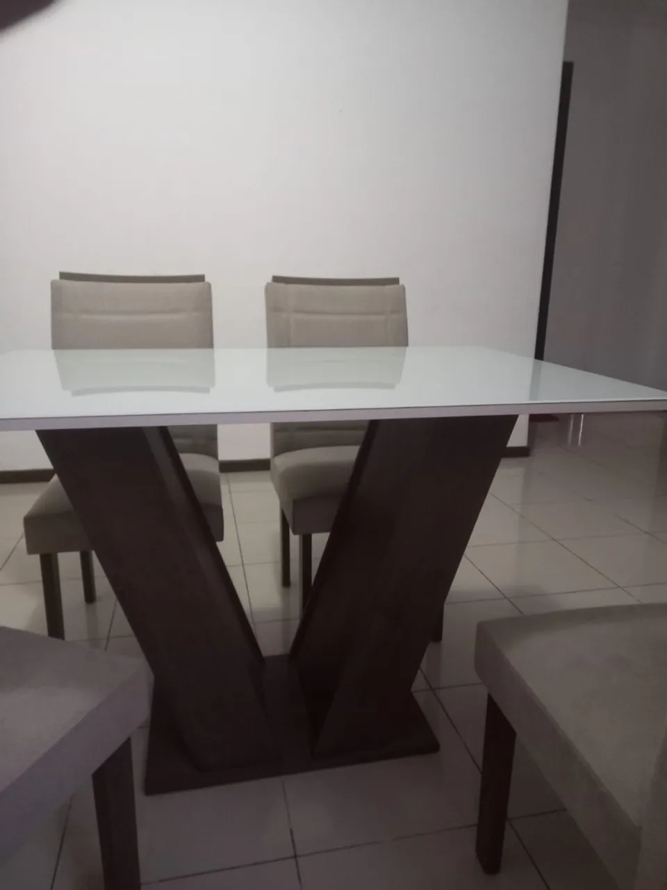 Mesa de jantar vidro branco com cadeiras estofadas