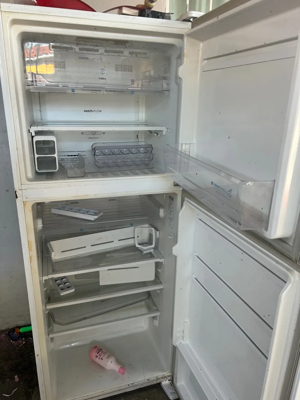 Geladeira com bom espaço interno