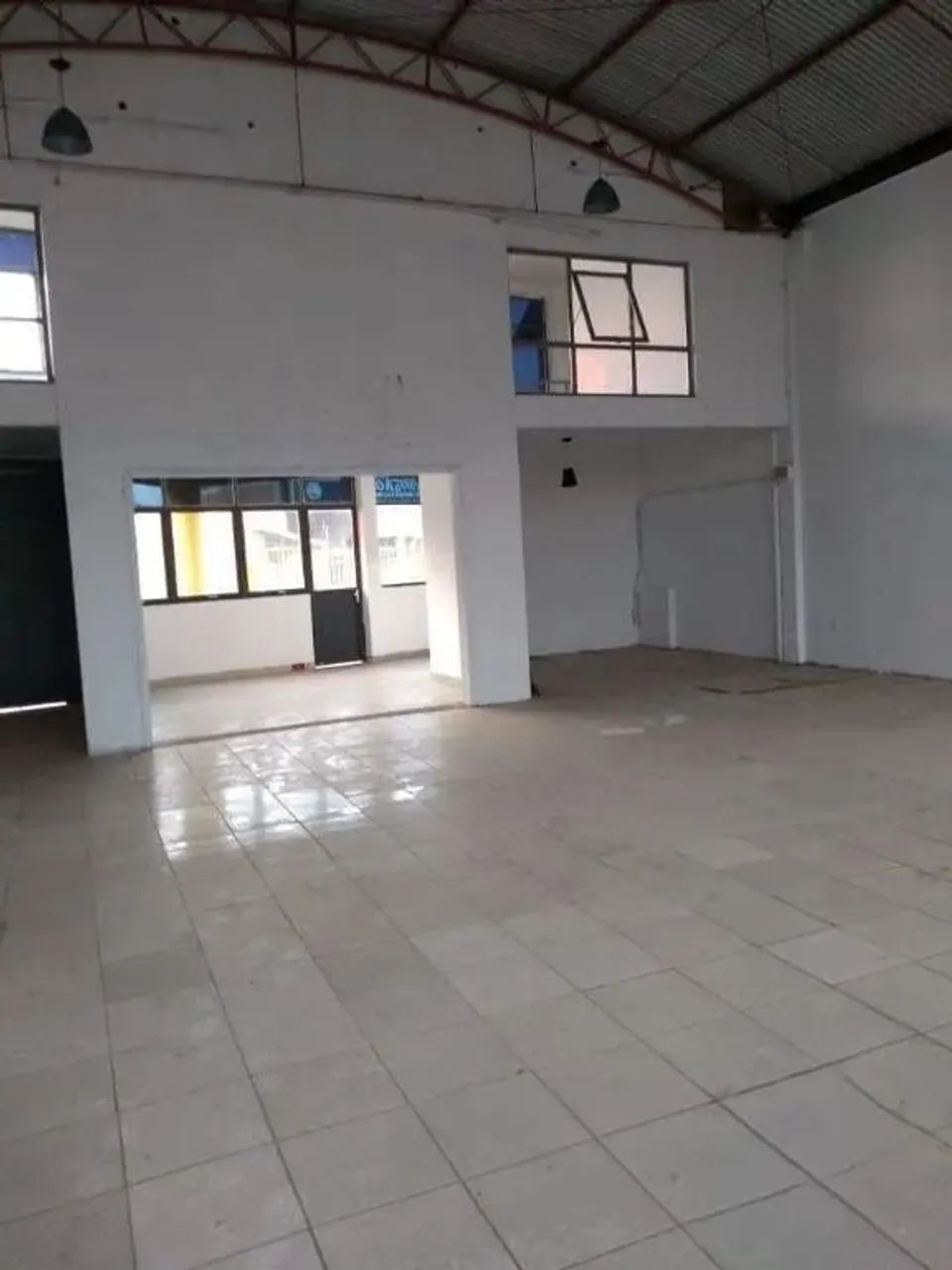 Excelente Pavilhão para locação com,400 m²com cozinha, mezanino, 2 banheiros, ótima locali - Foto 2