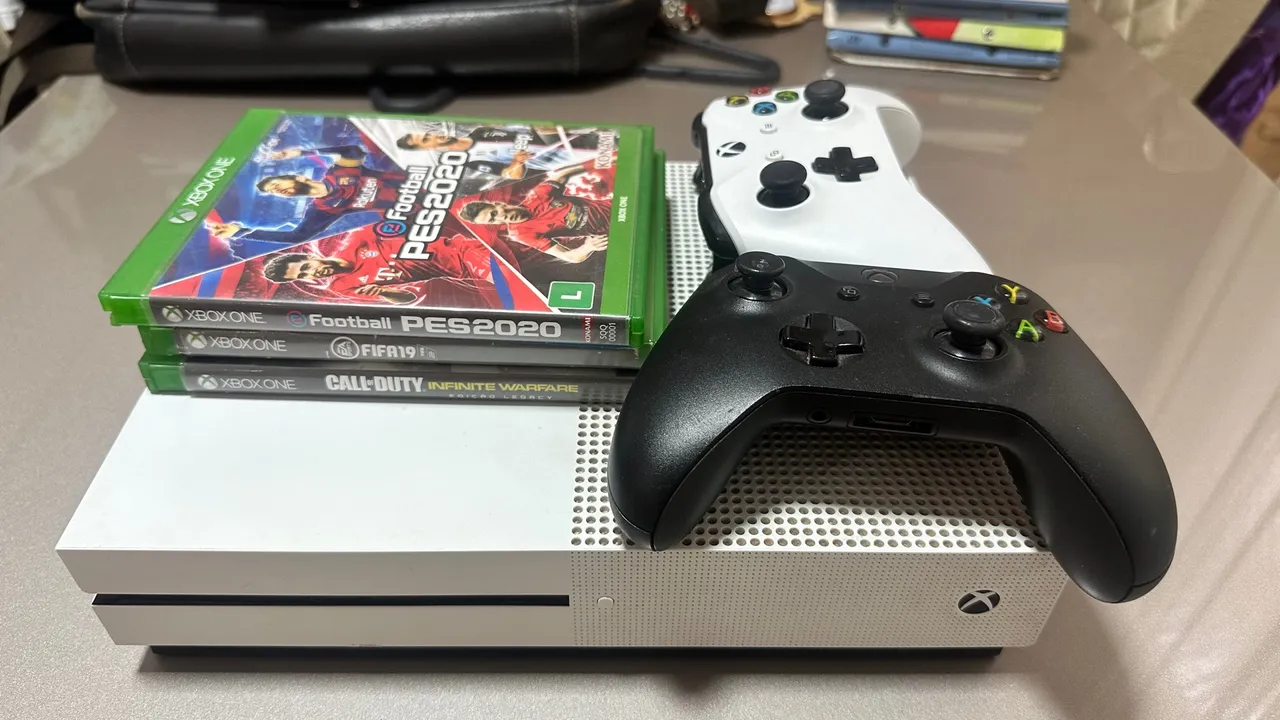 Xbox One S - 1 Tb + 4 jogos