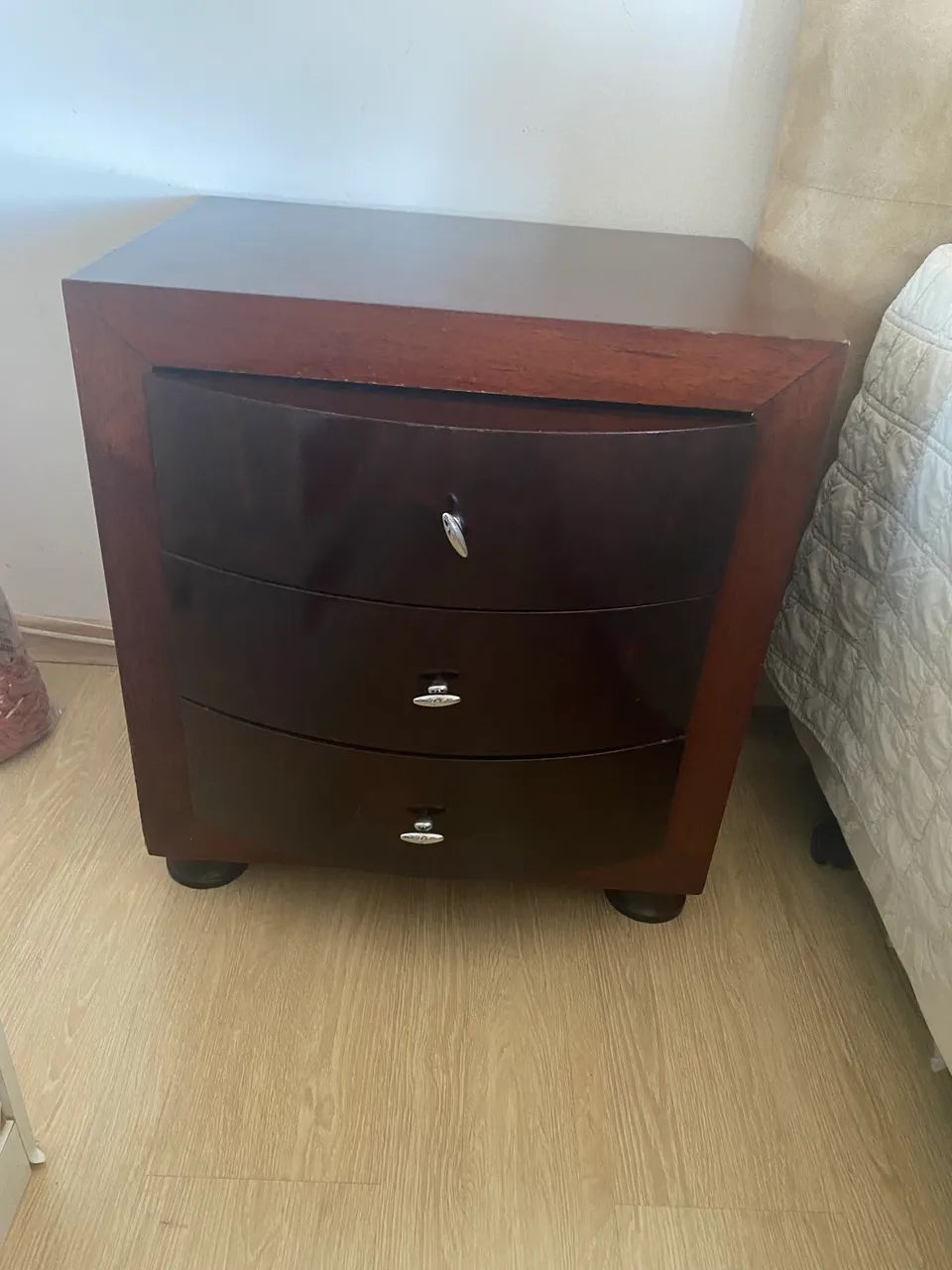 Mesa de cabeceira em madeira 