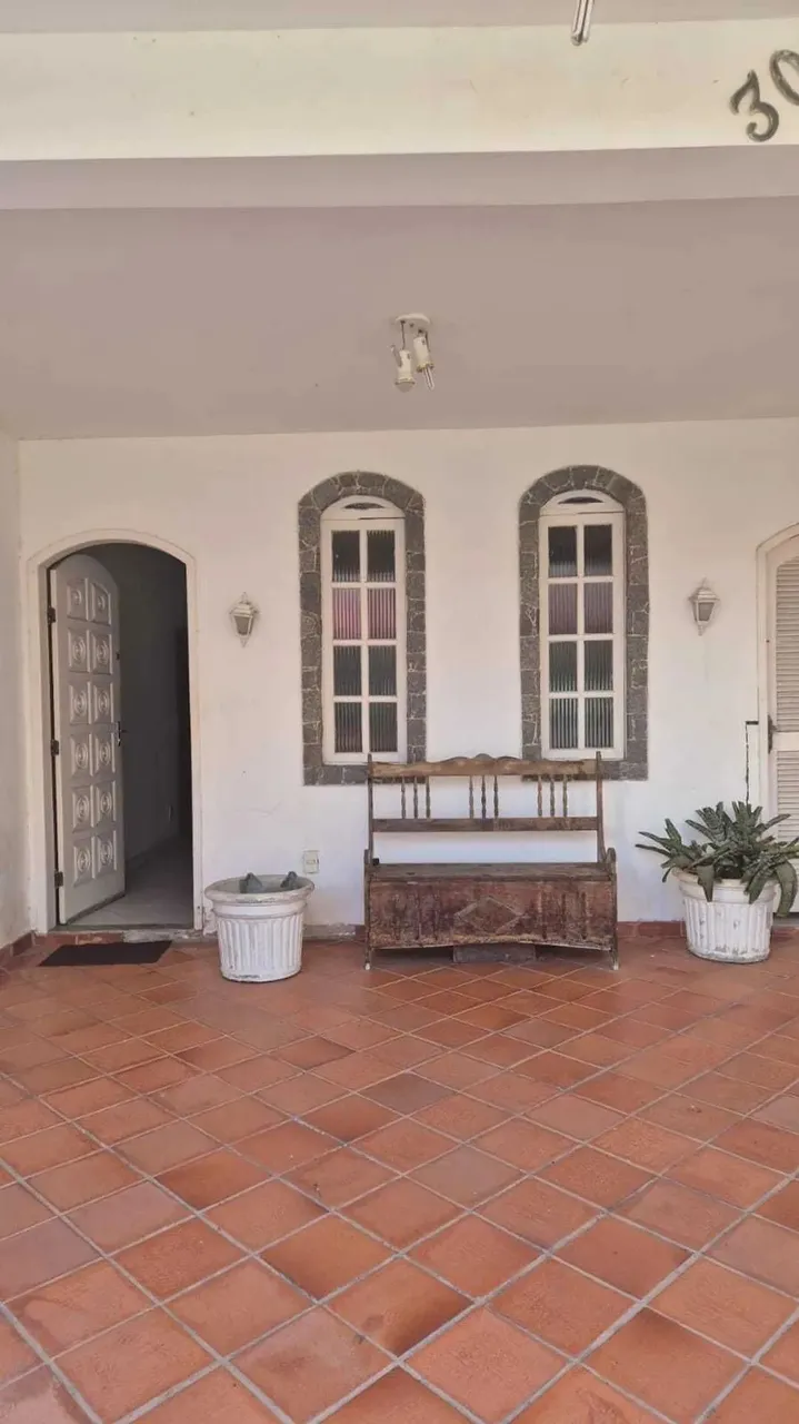 Casa na Imbetiba para aluguel com 3 suítes, sendo 1 no térreo, e 2 vagas de garagem, Macaé