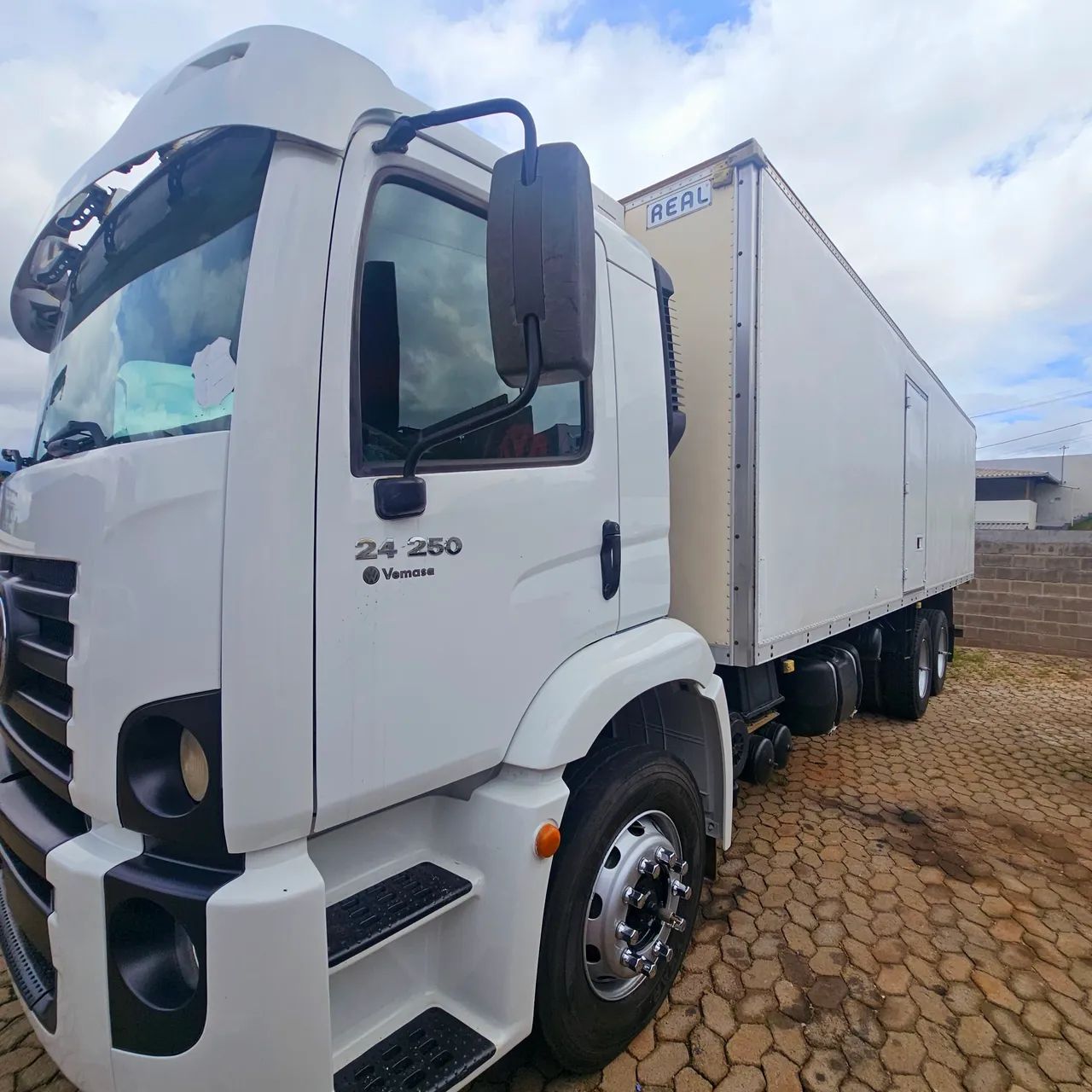 Caminhão 24.250  (2009) com baú de  refrigerado  - Foto 6
