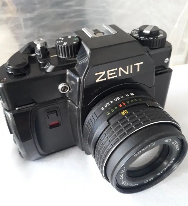 Câmera Zenit com lente Helios 44M