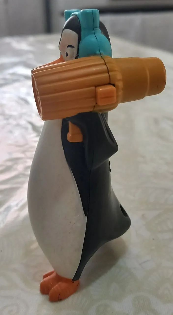 Pinguim de brinquedo com acessório - Foto 3