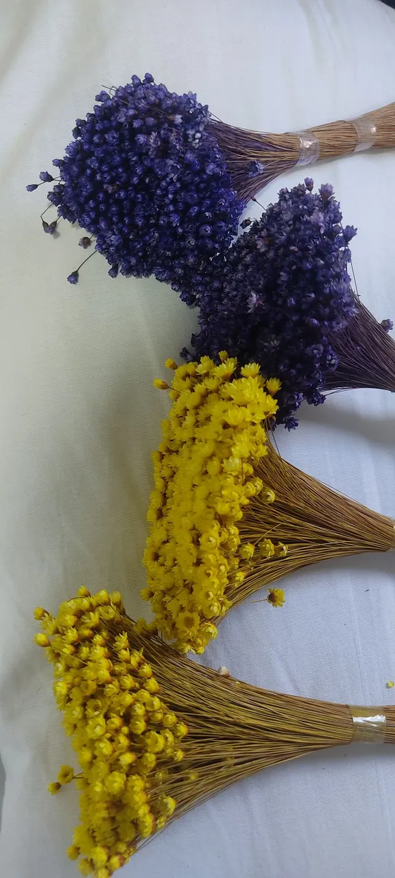 Buquês de flores secas $70,00 (amarelo e roxo)