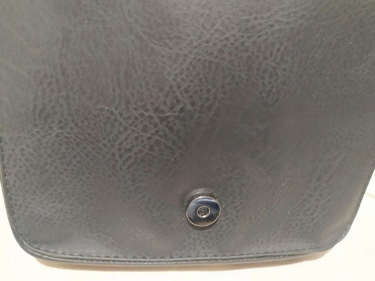 Bolsa Feminina Preta com Detalhes em Metal - Foto 4