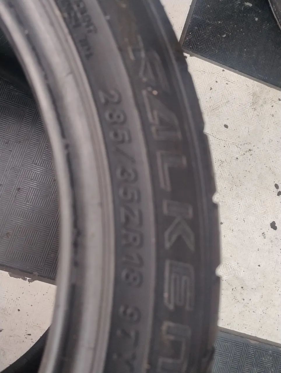 Par de pneus semi novos 285/35/18 - Foto 4