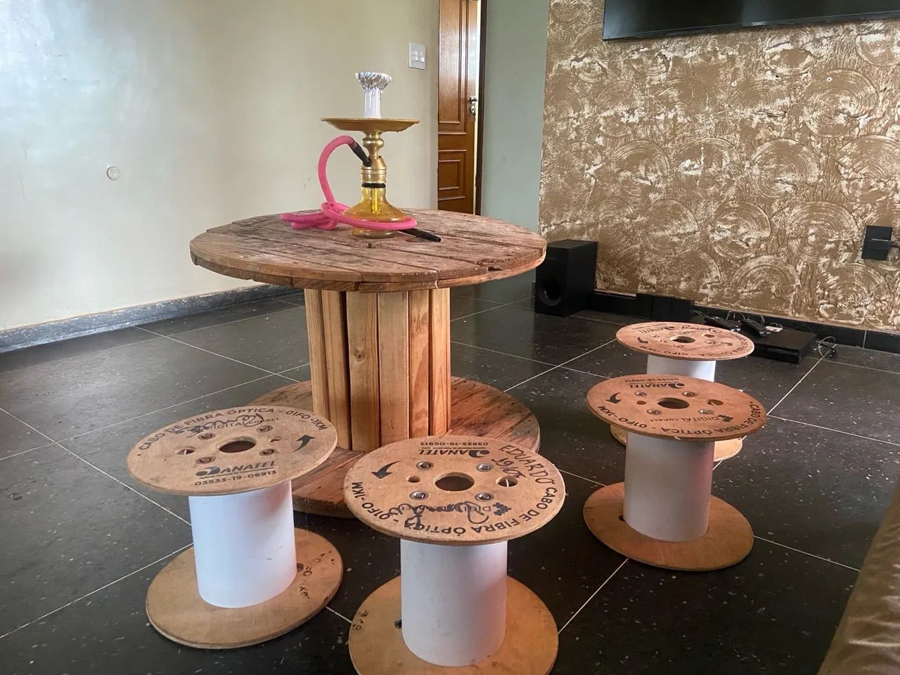 Mesa de carretel grande com 4 bancos!