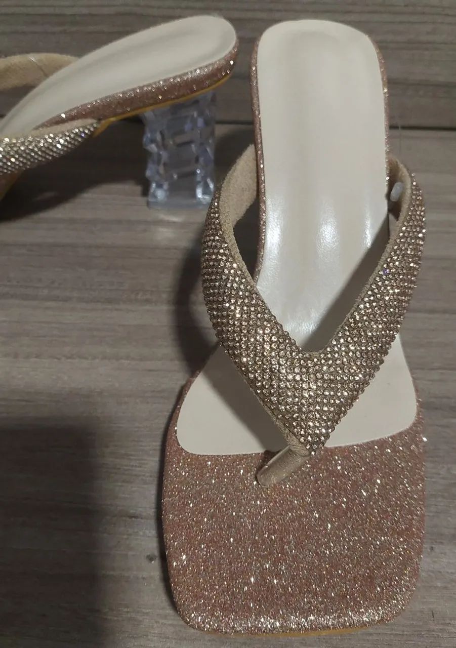 Sandália com Tiras Strass e Salto Transparente - Foto 4
