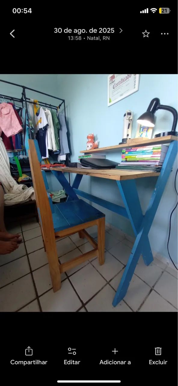 Escrivaninha com cadeira