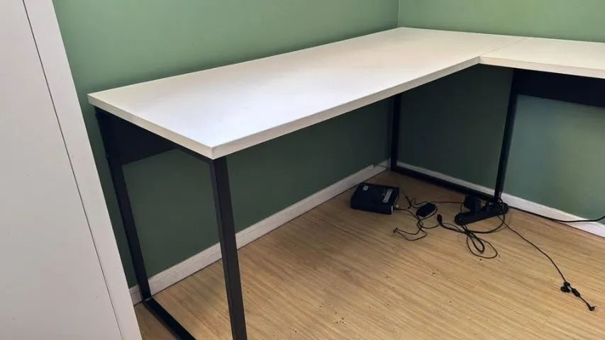 Mesa reforçada em L branca de madeira - Foto 3
