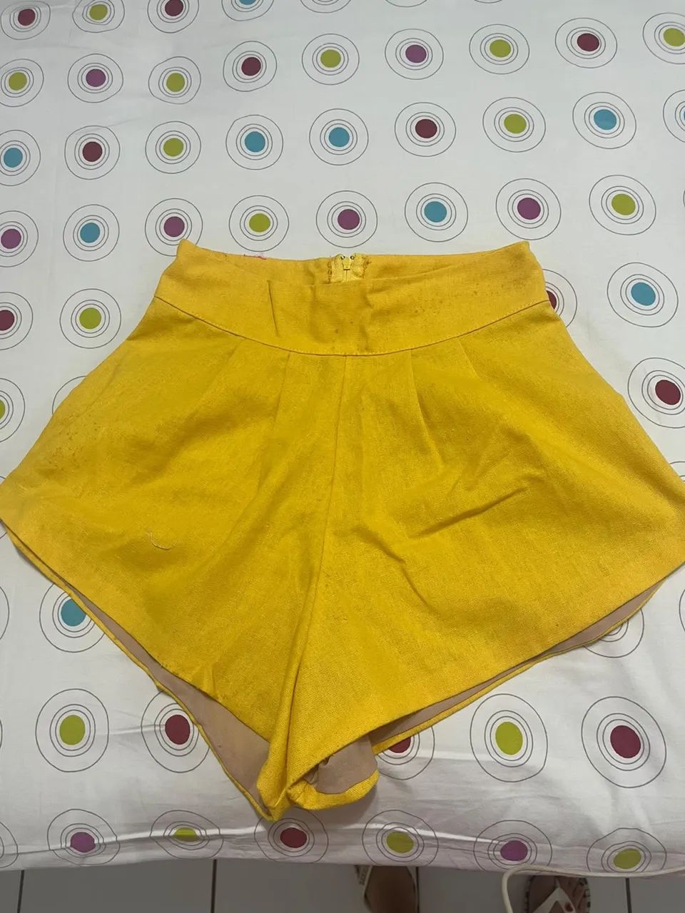Short amarelo/ branco  - Foto 4