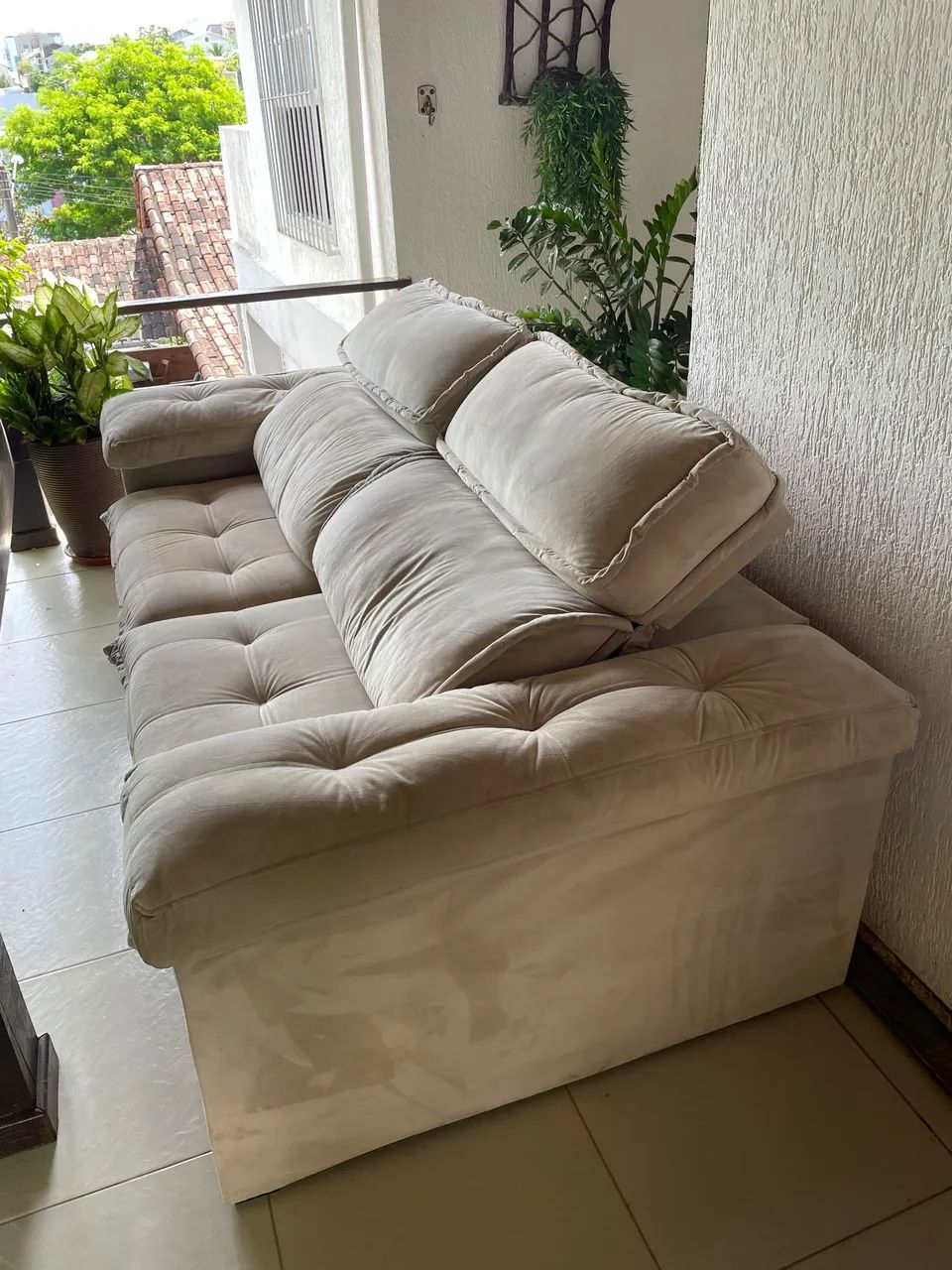 Sofá retrátil em Suede off-white