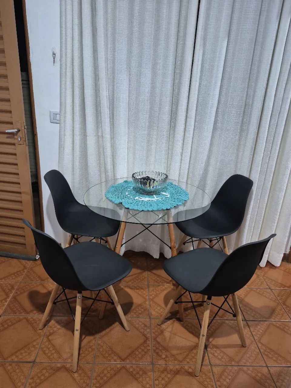 Jogo de 4 cadeiras, pés de madeira.