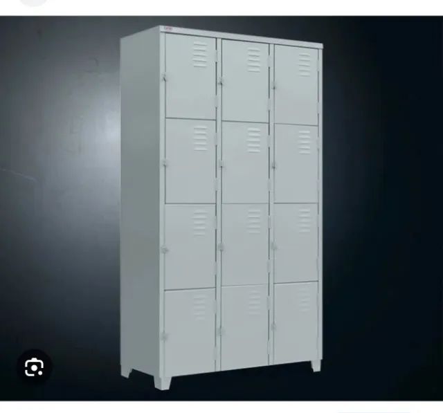 guarda volume com 12 portas