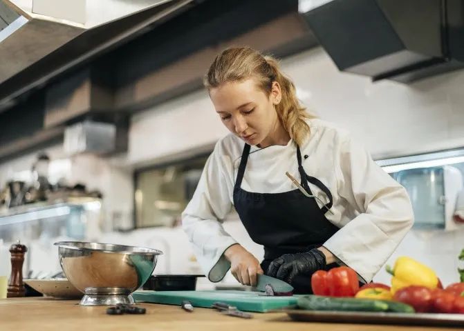 Cozinheira e ajudante de cozinha para restaurante no centro de Maricá.