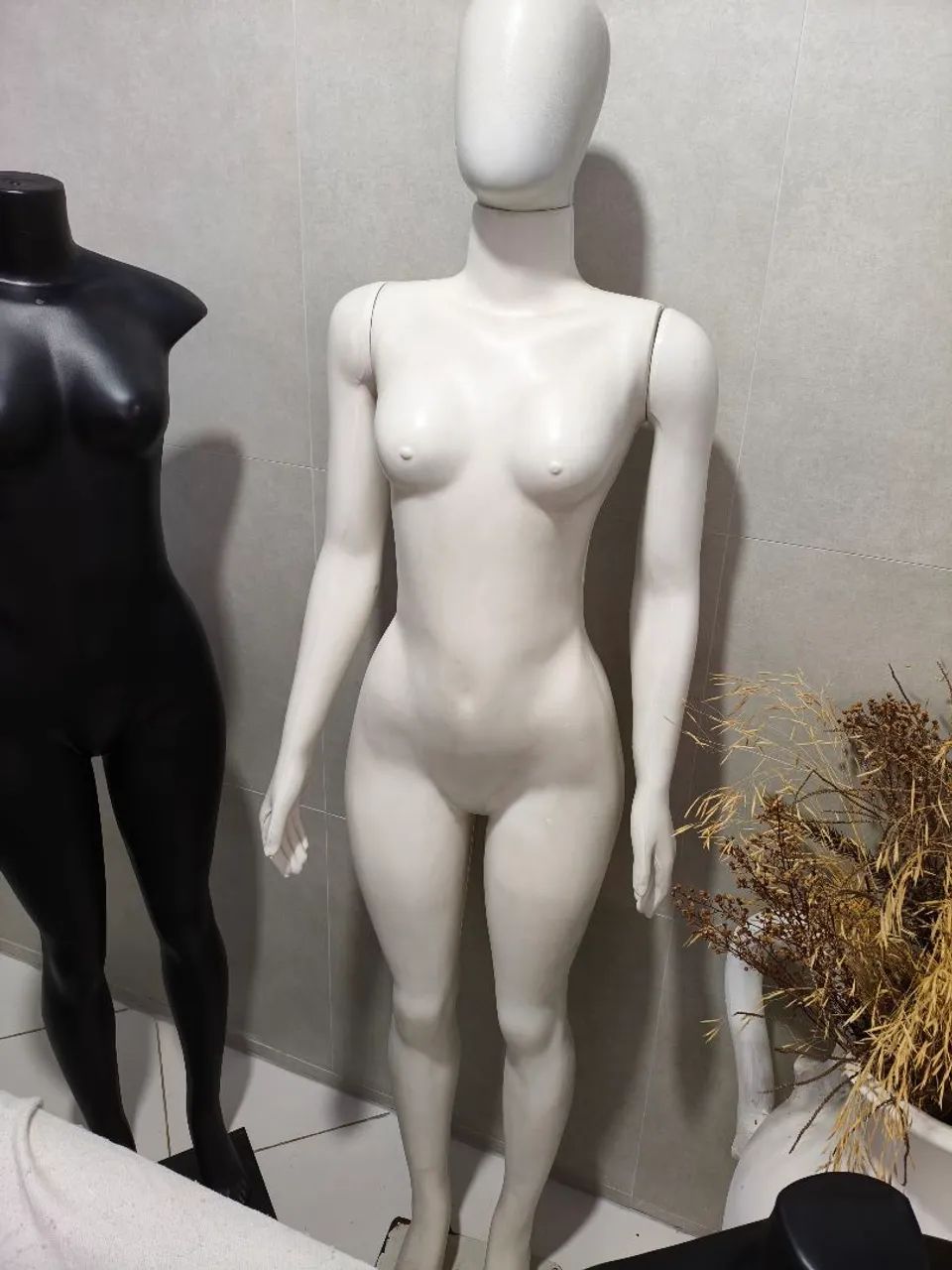 EXPOSITORES EM ESTILO MANEQUINS  - Foto 2