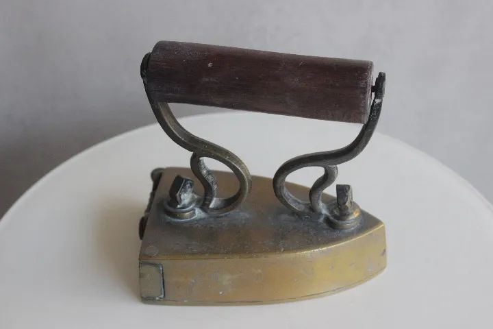 Antigo ferro de passar a brasa (em bronze) - Foto 3
